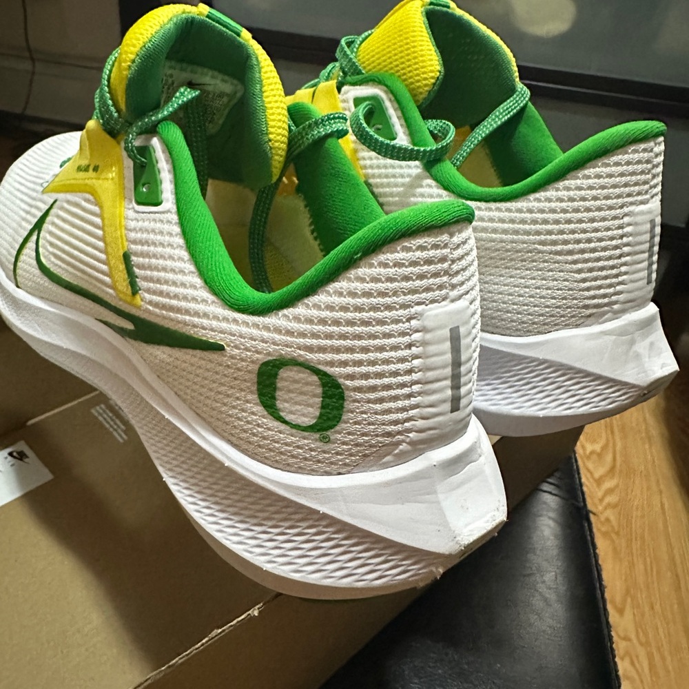 Nike Pegasus 40 White and Yellow Athletic Shoes - Picture 3 of 7